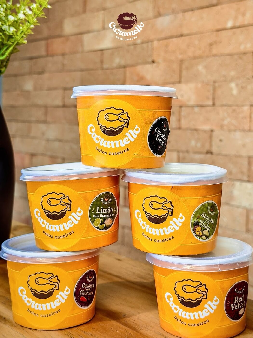 Pilha de bolos de pote amarelos com o logo da Caramello