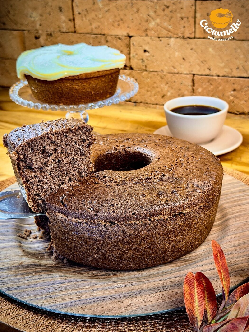 Fatia de bolo de chocolate ao lado de uma xícara de café