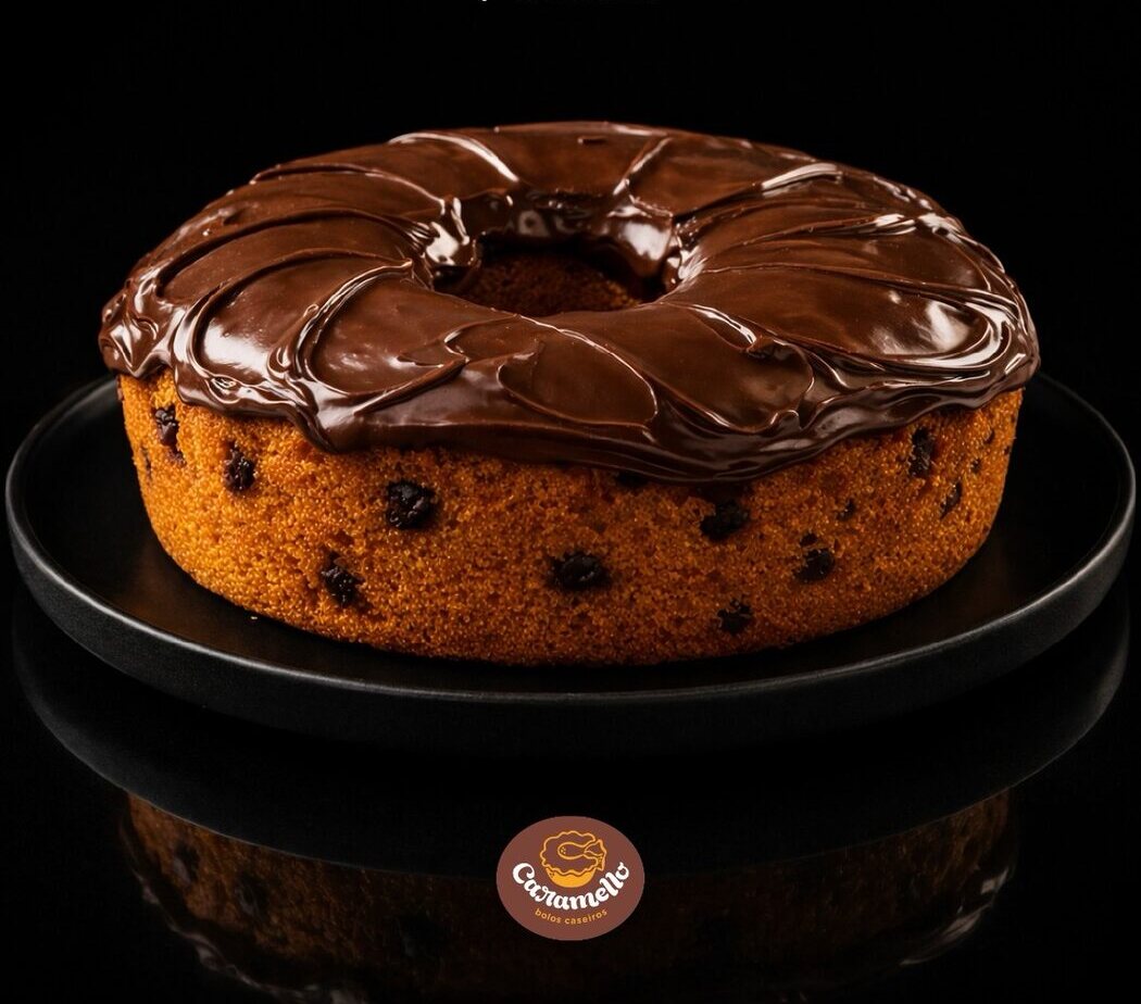 Bolo de chocolate com cobertura brilhante sobre fundo escuro